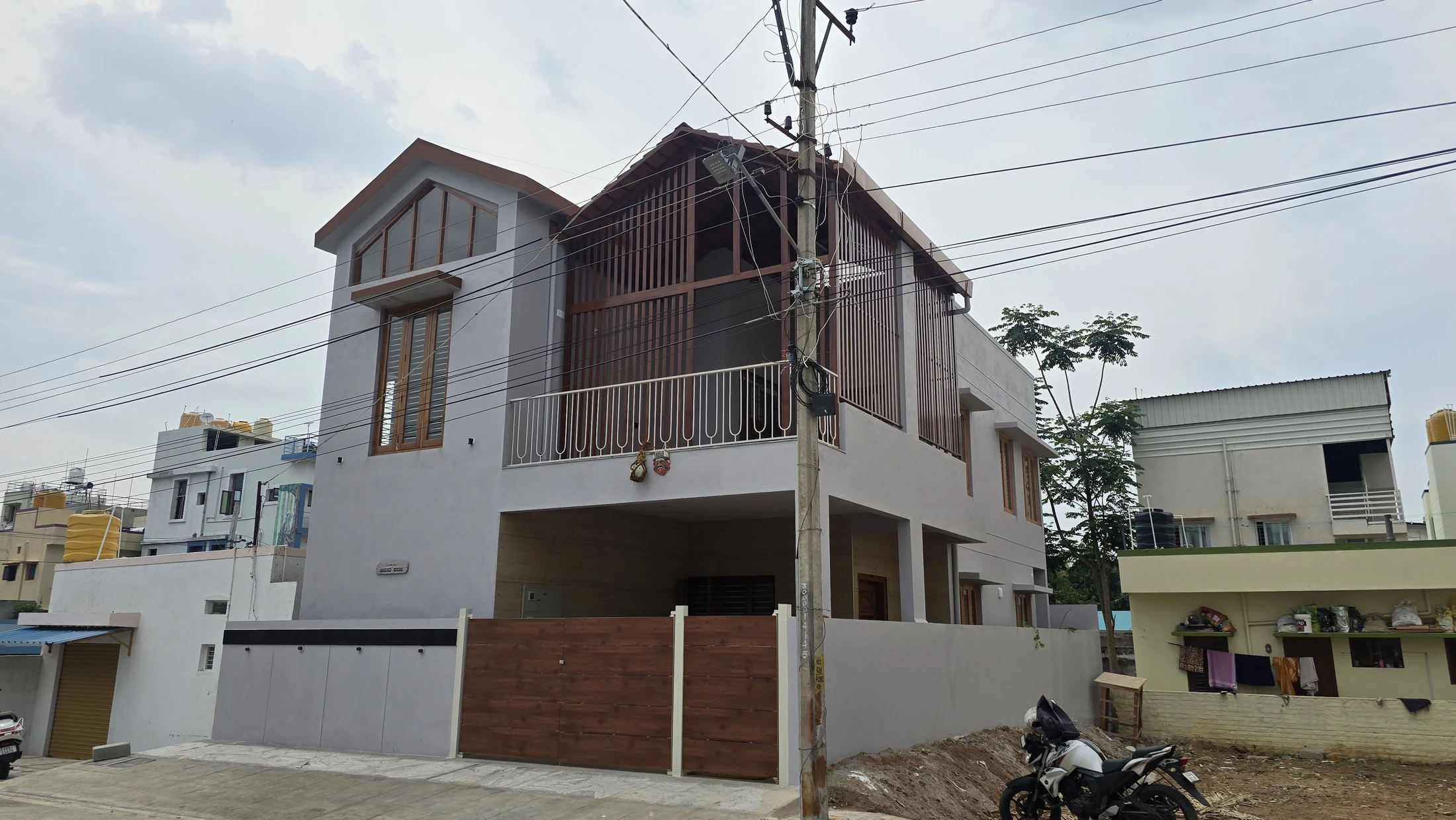 Vihaan Residence exterior by Nakhsha
